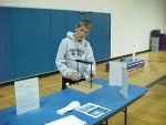 How does the difference in weight and string length affect the pendulum's motion?
