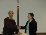 Prof. Hirsch presenting Fan Award to Leilei Peng