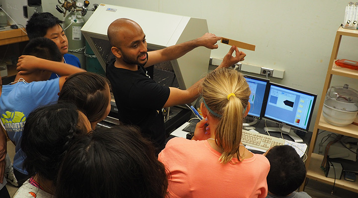 Students learning about an atomic force microscope.