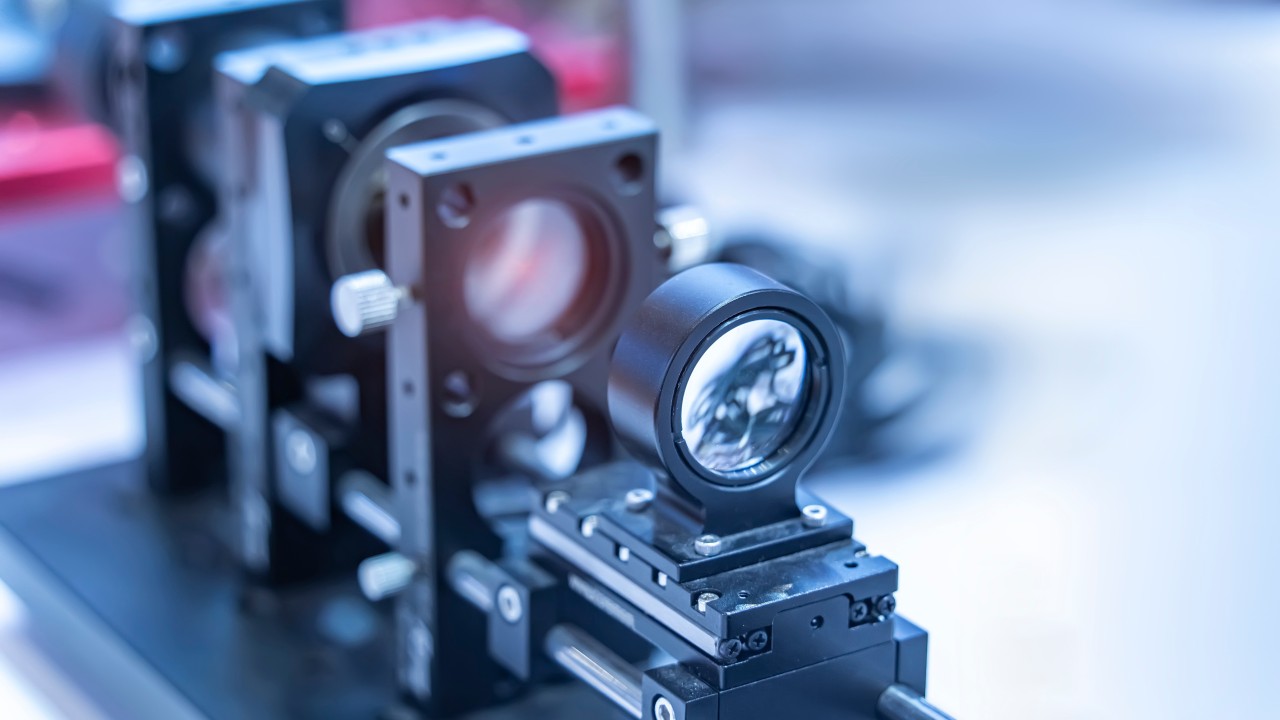 Laser device in optical lab, copyright Adobe Stock